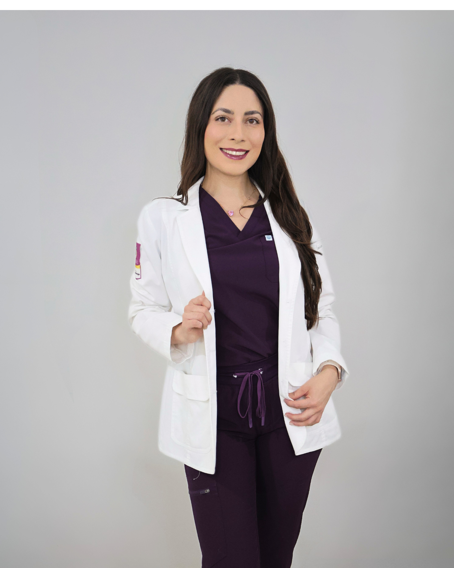 Dra. Cecilia del Río con bata clínica en retrato profesional